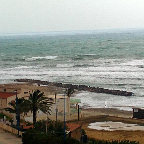 夏卡MANSARDA MARE BLUE的享有海滩和大海的景色