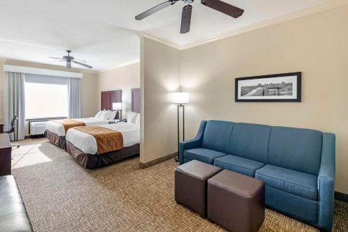 沃思堡Comfort Inn & Suites Fort Worth - Fossil Creek的酒店客房设有一张沙发和一张床