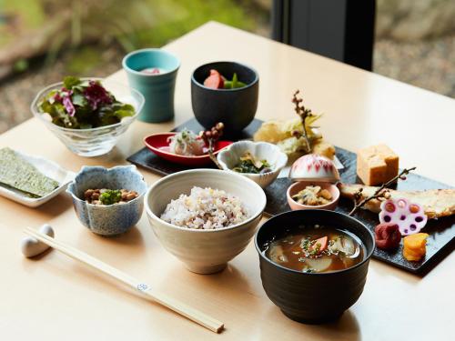 东京ONSEN RYOKAN YUEN SHINJUKU的餐桌上摆放着一碗食物的筷子