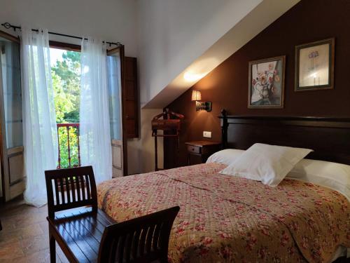 纳维亚Las Casonas de Avellaneda的一间卧室设有一张大床和一个窗户。
