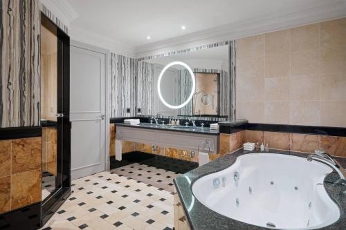 第比利斯第比利斯万豪酒店的带浴缸和镜子的大浴室