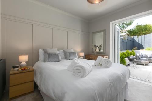 圣艾夫斯Willows的卧室配有带毛巾的大型白色床