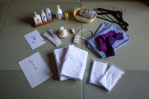 胜浦市若竹日式旅馆的一张桌子上摆放着白色毛巾和一篮子物品