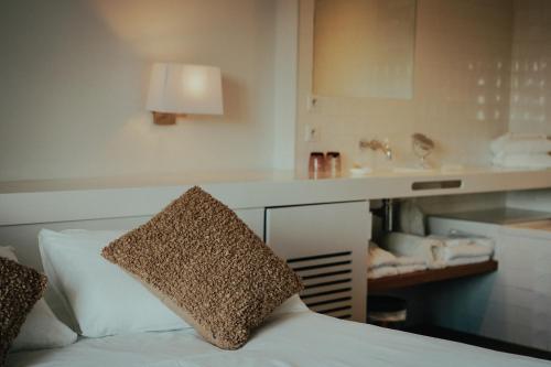 盖塔里布里克特尼亚酒店的酒店客房设有一张床和一个带水槽的柜台。
