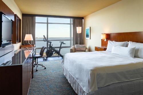 坦帕坦帕湾威斯汀酒店的配有一张床和一张书桌的酒店客房