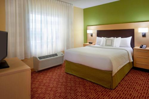 桑德贝桑德海湾万豪酒店唐恩普类斯套房的酒店客房设有一张大床和一台电视。