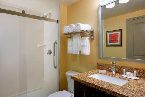 桑德贝桑德海湾万豪酒店唐恩普类斯套房的一间带水槽、卫生间和淋浴的浴室