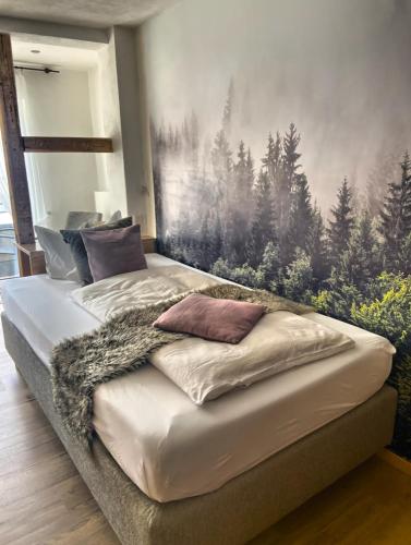 温特贝格Hotel Nuhnetal的一间卧室配有一张壁画床
