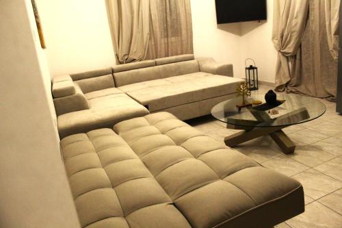 尼基季Azure Bliss Suites的客厅配有沙发和桌子