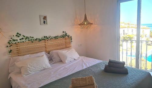 内尔哈Casa-Mar Nerja的一间卧室配有一张大床,卧室内有区域