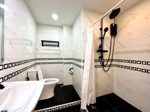 曼谷DiscoveryHome2 at Pratunammarket的浴室配有盥洗盆、卫生间和浴缸。