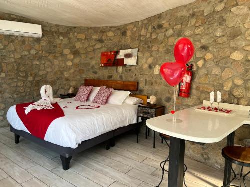 皮斯科艾齐卡瓦尼亚斯卡瓦利亚里住宿加早餐旅馆的一间卧室配有一张床和一张带气球的桌子。