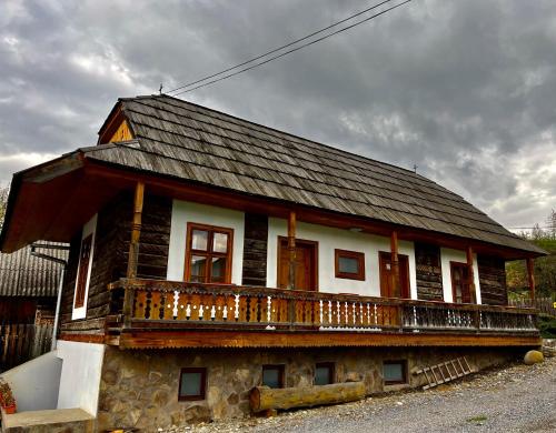 GhimeşBiotour Camping & Restaurant的房屋的顶部设有阳台