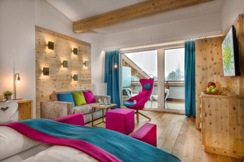 巴特霍夫加施泰因蒂罗尔伊姆普尔斯酒店的一间卧室设有一张床和一间客厅。