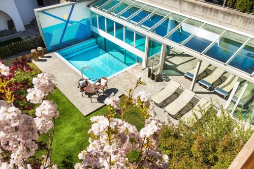 西兰德罗兰德福克斯公寓的享有带游泳池的别墅的顶部景致