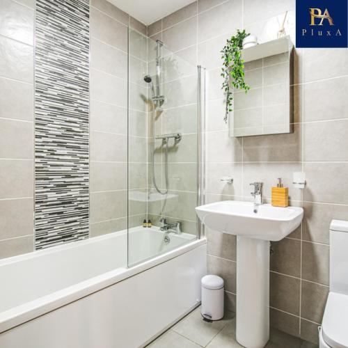 伯明翰Pluxa The Hideaway - Fully private serviced apartment & parking的一间带水槽、浴缸和卫生间的浴室