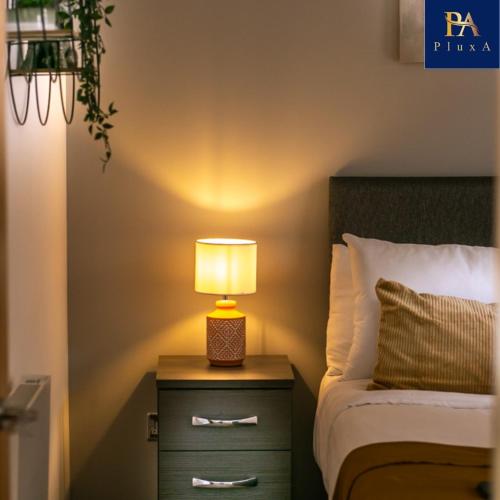 伯明翰Pluxa The Hideaway - Fully private serviced apartment & parking的床头灯台上的灯