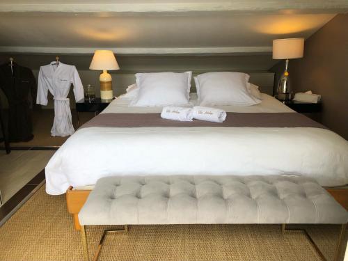 滨海卡涅安东尼纳住宿加早餐旅馆的一张白色的大床,带两条毛巾