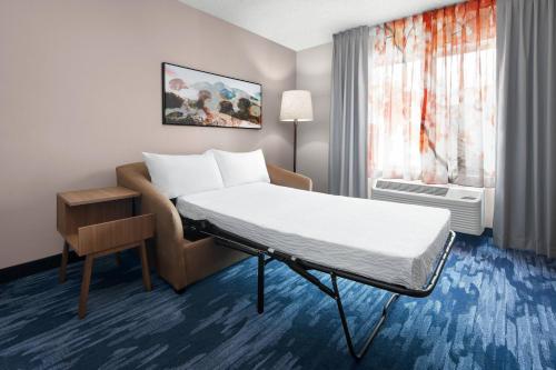 丹佛Fairfield Inn & Suites Denver Airport的一间医院间,配有床和窗户
