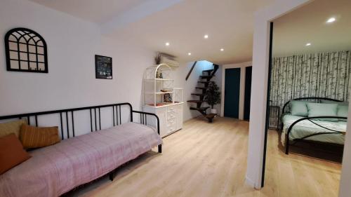 阿格德Rooftop Agde的一间设有一张床的客房和一间设有一张床铺的卧室