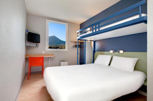里永宜必思快捷酒店克莱蒙费朗北里翁的一间卧室配有一张床和一张双层床。