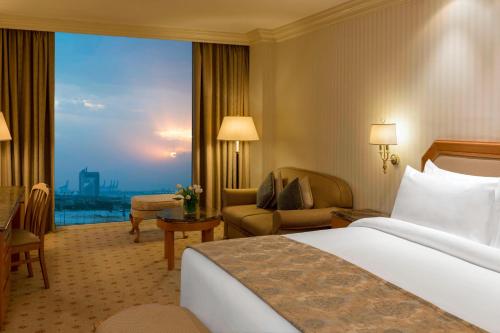 科威特Sheraton Kuwait, a Luxury Collection Hotel, Kuwait City的酒店客房设有一张床和一个大窗户