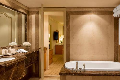 科威特Sheraton Kuwait, a Luxury Collection Hotel, Kuwait City的带浴缸和盥洗盆的浴室