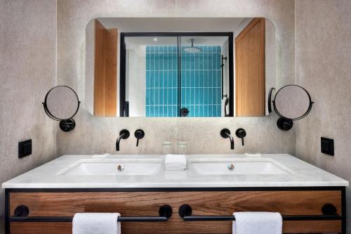 马托西纽什Four Points by Sheraton Matosinhos的一间带浴缸和大镜子的浴室