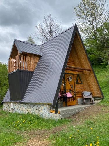 莫伊科瓦茨Eco kutak 2的小木屋设有大型 ⁇ 顶