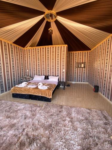 瓦迪拉姆WADi RUM NOOR CAMP的帐篷内一间卧室,配有一张床
