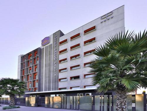基耶蒂贝斯特韦斯特帕可帕格里亚酒店的前面有棕榈树的建筑
