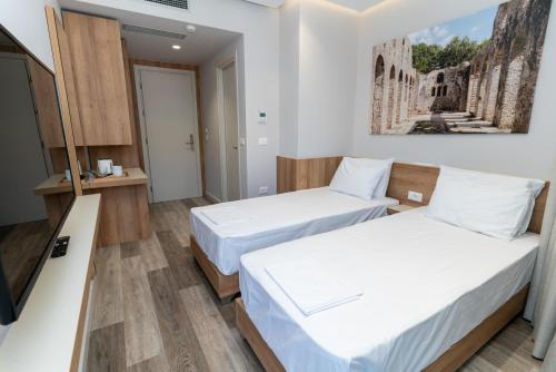 萨兰达塔泰妮雅酒店的一间酒店客房,设有两张床和电视