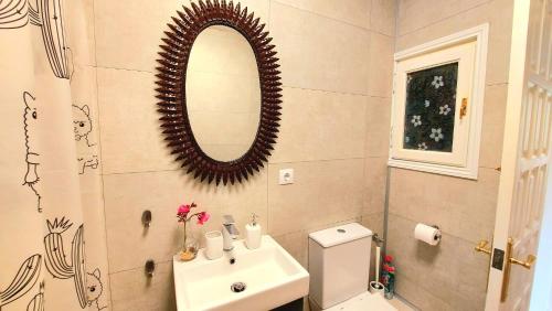 霍斯皮塔勒·德尔英福MarSolRosas的一间带水槽、镜子和卫生间的浴室