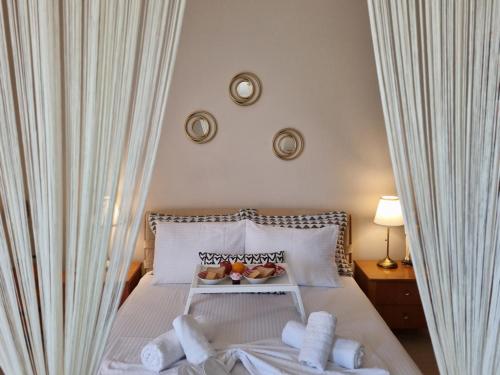 美西尼Phivos Home & Garden的一间卧室配有一张床,上面有水果盘