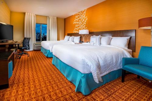 双子瀑布特温福尔斯万豪费尔菲尔德客栈套房酒店的酒店客房设有两张床和一台平面电视。