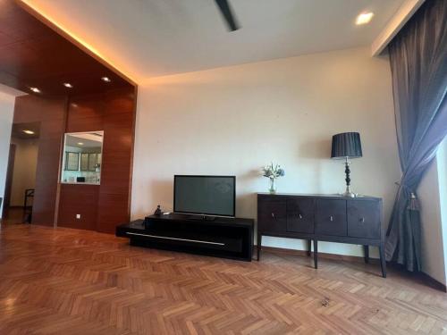 Bagan Jermal2Bedroom Seaview @ Straits Quay的客厅设有平面电视和木地板。