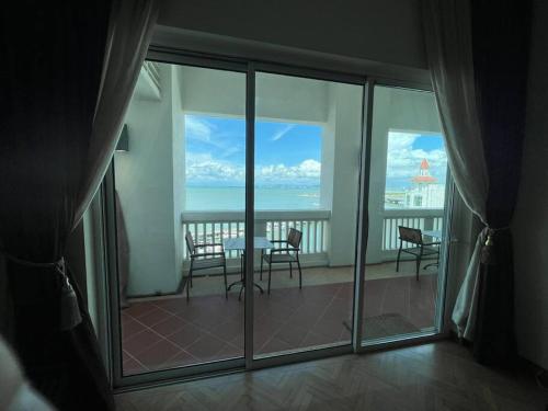 Bagan Jermal2Bedroom Seaview @ Straits Quay的客房设有海景阳台。