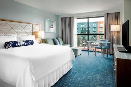 奥兰多华特迪士尼世界天鹅度假村的酒店客房设有一张大床和一个阳台。