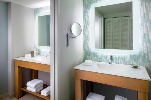 奥兰多华特迪士尼世界天鹅度假村的浴室设有2个水槽和镜子