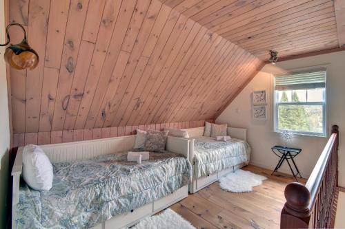 蒙特朗布朗The Golf & Mountain View Retreat by Instant Suites的一间卧室设有一张床和木制天花板