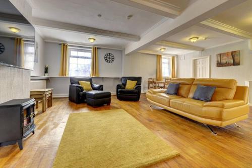 Skegby6 bedrooms, sleeps up to 16, secure parking space & comfort的带沙发和椅子的大客厅