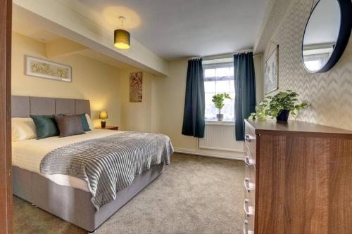 Skegby6 bedrooms, sleeps up to 16, secure parking space & comfort的一间卧室设有一张大床和一个窗户。