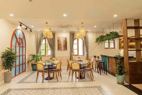 富国Palo Santo Hotel Phu Quoc的用餐室设有桌椅和窗户。