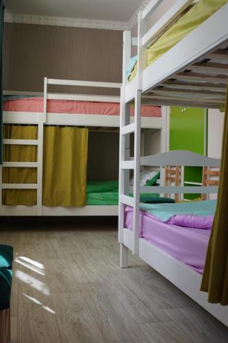 久姆里Aragats Hostel & Guest House的双层床间 - 带两张双层床