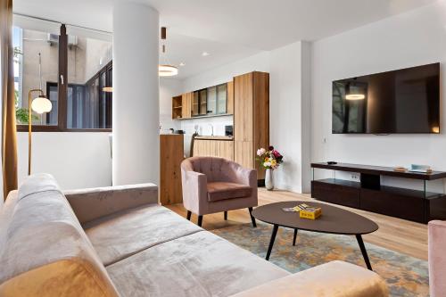 布加勒斯特One88 Apartments的客厅配有沙发和桌子