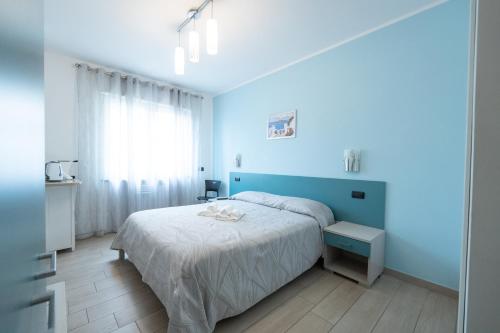 皮佐Appartamento Pettinato的蓝色的卧室,配有床和蓝色的墙壁