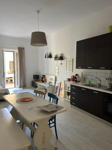 圣米歇尔迪甘泽Casa Pinù的一间带桌子的客厅和一间厨房