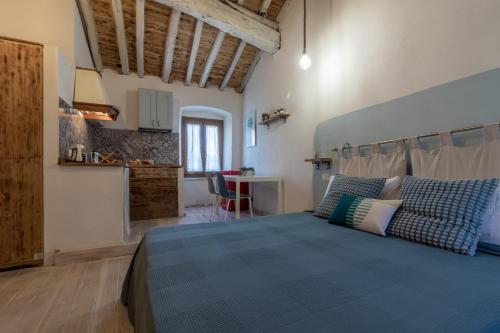 日科德尔格尔福迪艾斯A Casa Di Gaia的一间带蓝色床的卧室和一间厨房