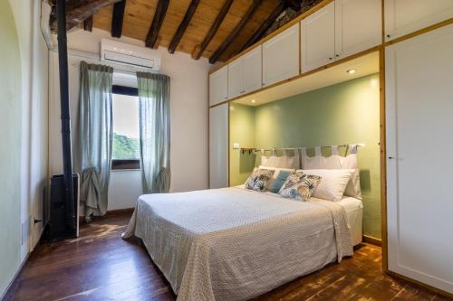 日科德尔格尔福迪艾斯A Casa Di Gaia的一间卧室设有一张床和一个大窗户
