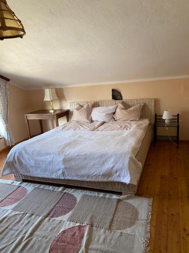 FresachWohnung in Kärnten Nähe Millstättersee的卧室配有一张带白色床单和枕头的大床。